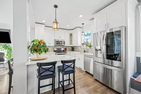 Kitchen - 421 E Willow Ave, Wheaton, IL 60187 photo 2 of 4