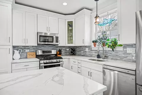 Kitchen - 421 E Willow Ave, Wheaton, IL 60187 photo 4 of 4