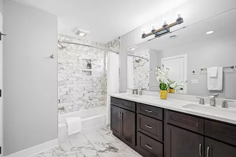 Bath - 421 E Willow Ave, Wheaton, IL 60187 photo 2 of 3