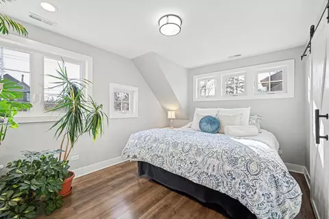 Bedroom - 421 E Willow Ave, Wheaton, IL 60187 photo 1 of 4