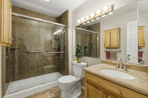 Bath - 3412 Harbor Ridge Dr, Zion, IL 60099 photo 1 of 2