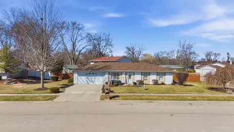 1160 Case Ln, Elgin, IL 60120