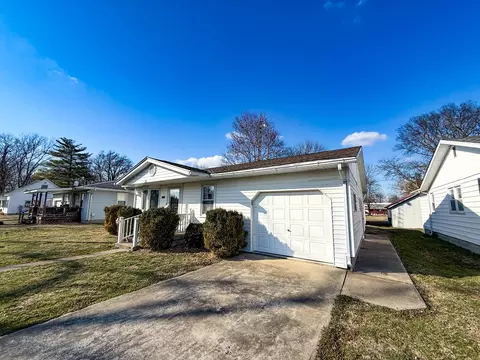 218 S 3rd St SW, Clay City, IL 62824
