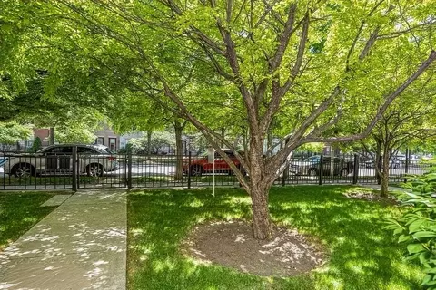 Exterior - 1212 W Grenshaw St, Chicago, IL 60607 photo 3 of 4