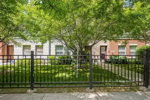 Exterior - 1212 W Grenshaw St, Chicago, IL 60607 photo 2 of 4