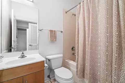 Bath - 1212 W Grenshaw St, Chicago, IL 60607 photo 3 of 3