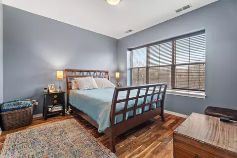 Bedroom - 1212 W Grenshaw St, Chicago, IL 60607 photo 1 of 3