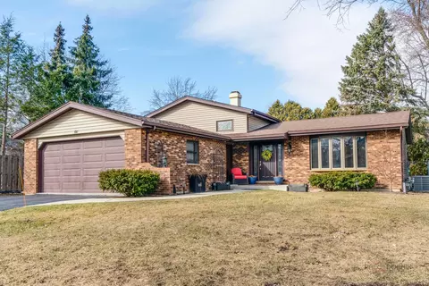 610 Blue Spruce Ln, Mundelein, IL 60060