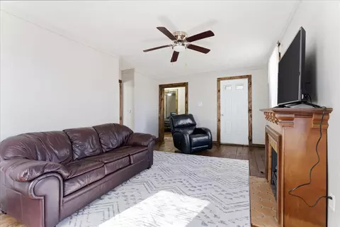 Living - 301 N 2nd Ave, Chenoa, IL 61726 photo 2 of 4