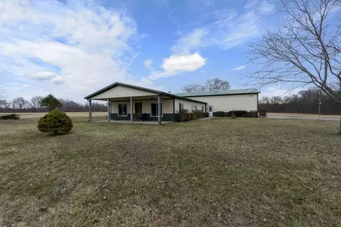 7198 Omega Rd, Kinmundy, IL 62854