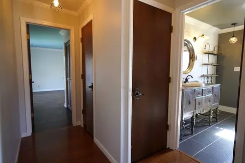 Entry Way - 2 Golfview Pl, Dekalb, IL 60115 photo 3 of 4