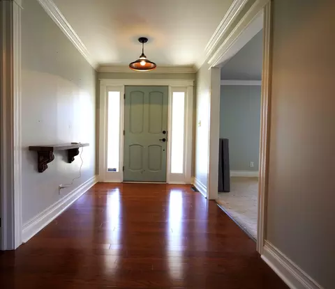 Entry Way - 2 Golfview Pl, Dekalb, IL 60115 photo 2 of 4