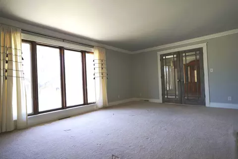 Living - 2 Golfview Pl, Dekalb, IL 60115 photo 2 of 5