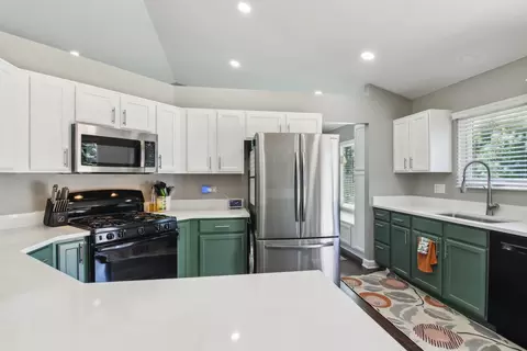 Kitchen - 24339 W Apple Tree Ln, Plainfield, IL 60585 photo 2 of 4