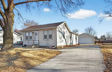 3285 Moencks Rd, Bettendorf, IA 52722
