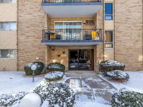 10117 S Cicero Ave #206, Oak Lawn, IL 60453