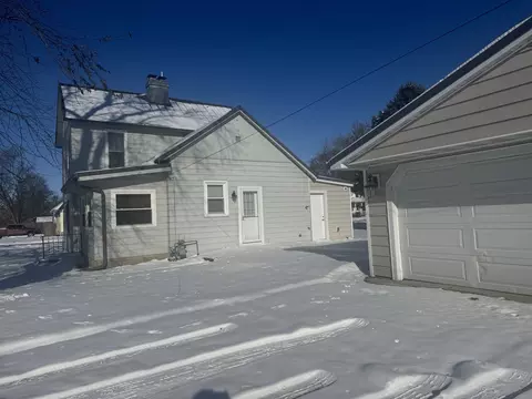602 E Webster St, Clinton, IL 61727 photo 3