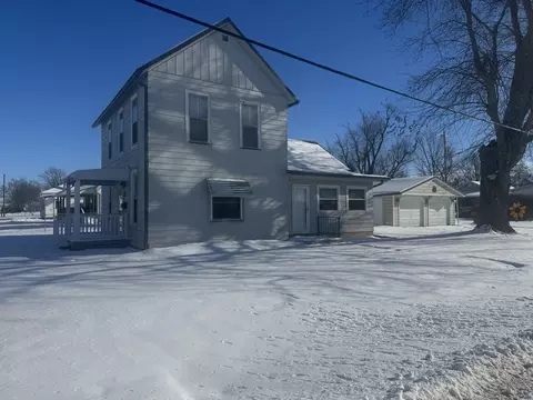 602 E Webster St, Clinton, IL 61727 photo 2