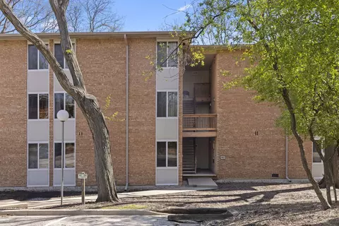 5821 Oakwood Dr #A, Lisle, IL 60532