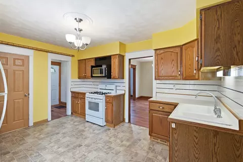 Kitchen - 2011 15th Street A, Moline, IL 61265 photo 2 of 3