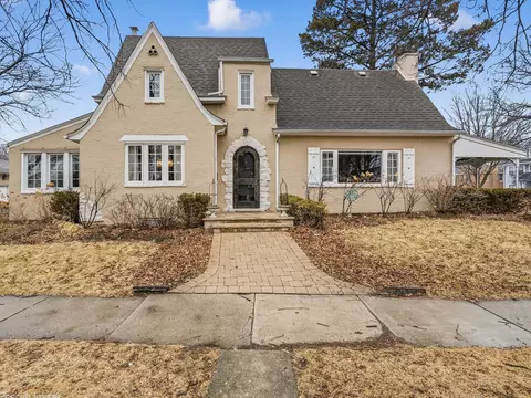 702 N Catherine Ave, La Grange Park, IL 60526