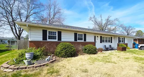 412 Sunset Dr, Centralia, IL 62801
