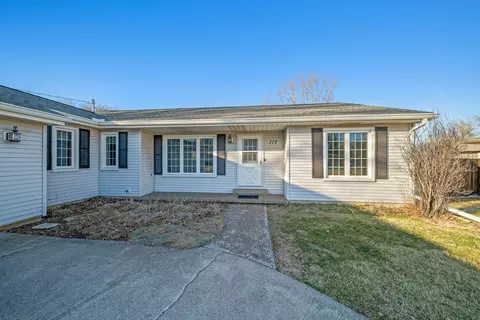 208 W 28th Ave, Coal Valley, IL 61240