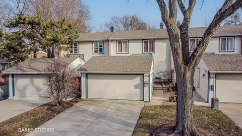 233 Lakeview Ln, Bloomingdale, IL 60108