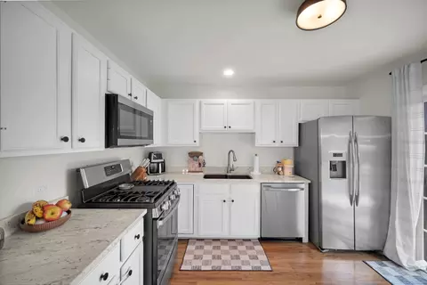 Kitchen - 2302 Robin Ln #0, Elgin, IL 60123 photo 2 of 2