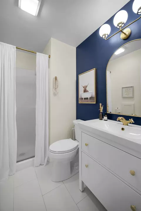 Bath - 2302 Robin Ln #0, Elgin, IL 60123 photo 1 of 4