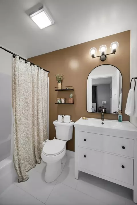 Bath - 2302 Robin Ln #0, Elgin, IL 60123 photo 2 of 4
