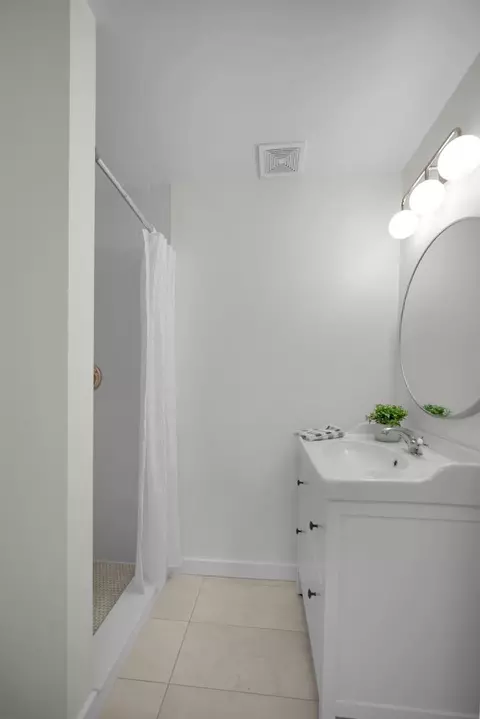 Bath - 2302 Robin Ln #0, Elgin, IL 60123 photo 3 of 4