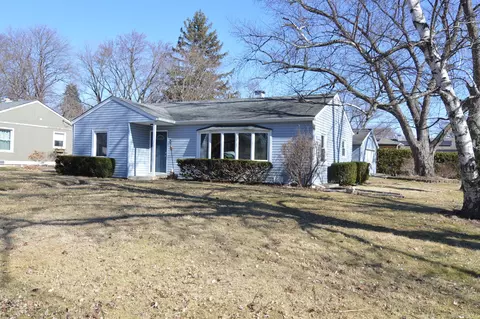 104 N Pleasant Rd, Lake Zurich, IL 60047