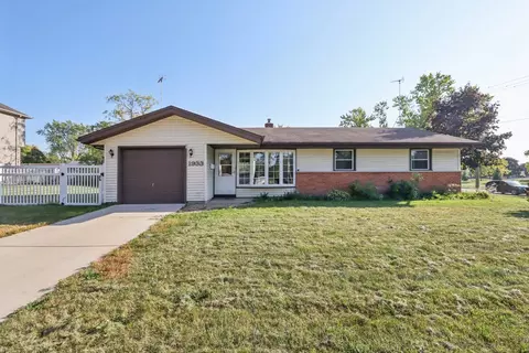 1933 Whittier Ln, Schaumburg, IL 60193