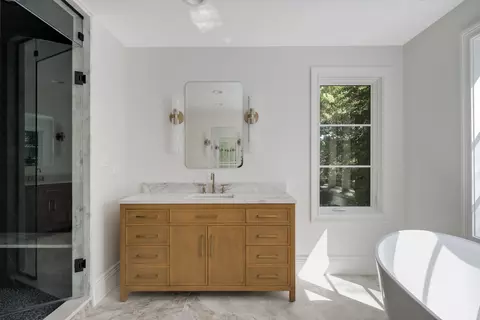 Bath - 809 Lenox Rd, Glenview, IL 60025 photo 5 of 10