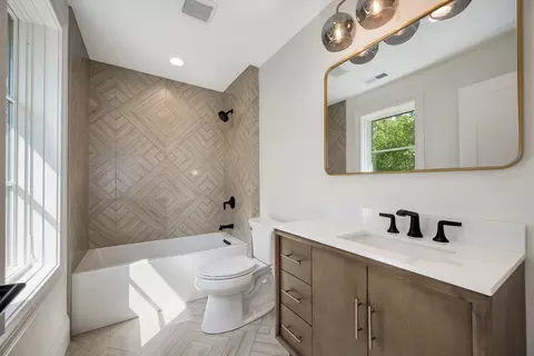 Bath - 809 Lenox Rd, Glenview, IL 60025 photo 9 of 10