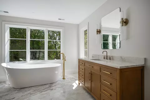 Bath - 809 Lenox Rd, Glenview, IL 60025 photo 2 of 10