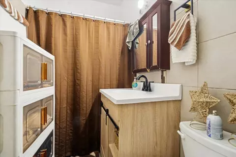 Bath - 2052 E 80th St, Chicago, IL 60617 photo 3 of 4