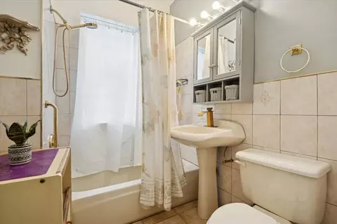 Bath - 2052 E 80th St, Chicago, IL 60617 photo 1 of 4