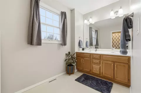 Bath - 811 Landau Ln, Normal, IL 61761 photo 3 of 5