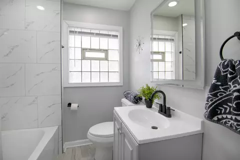 Bath - 14819 Evers St, Dolton, IL 60419 photo 1 of 5