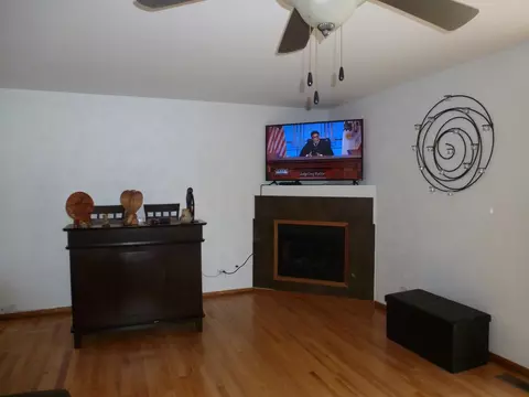 Living - 16212 Trumbull Ave, Markham, IL 60428 photo 4 of 5