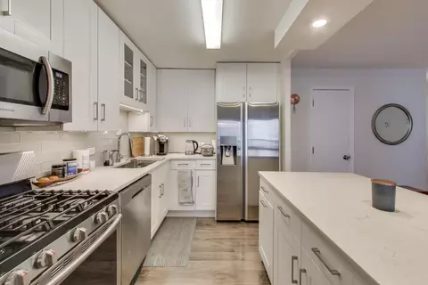Kitchen - 400 E Randolph St #2425, Chicago, IL 60601 photo 2 of 3