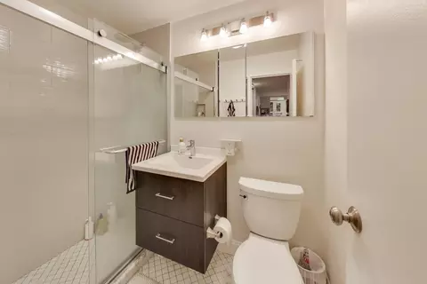Bath - 400 E Randolph St #2425, Chicago, IL 60601 photo 1 of 3