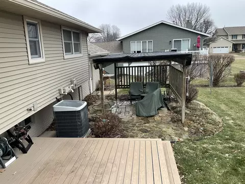 Exterior - 805 W Spring St, Eldridge, IA 52748 photo 5 of 6