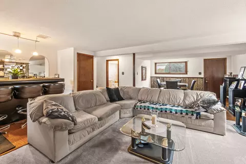 Living - 501 S Cherry St, Itasca, IL 60143 photo 3 of 4