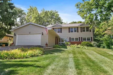 910 Division St, Barrington, IL 60010