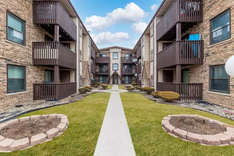 4553 W 56th St #208E, Chicago, IL 60629