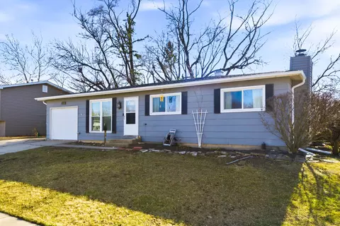 425 Walnut Dr, Streamwood, IL 60107