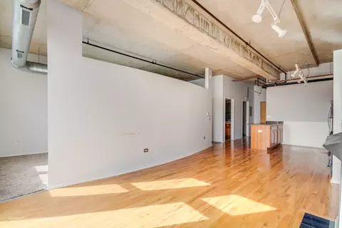 Living - 6 S Laflin St #923, Chicago, IL 60607 photo 4 of 5